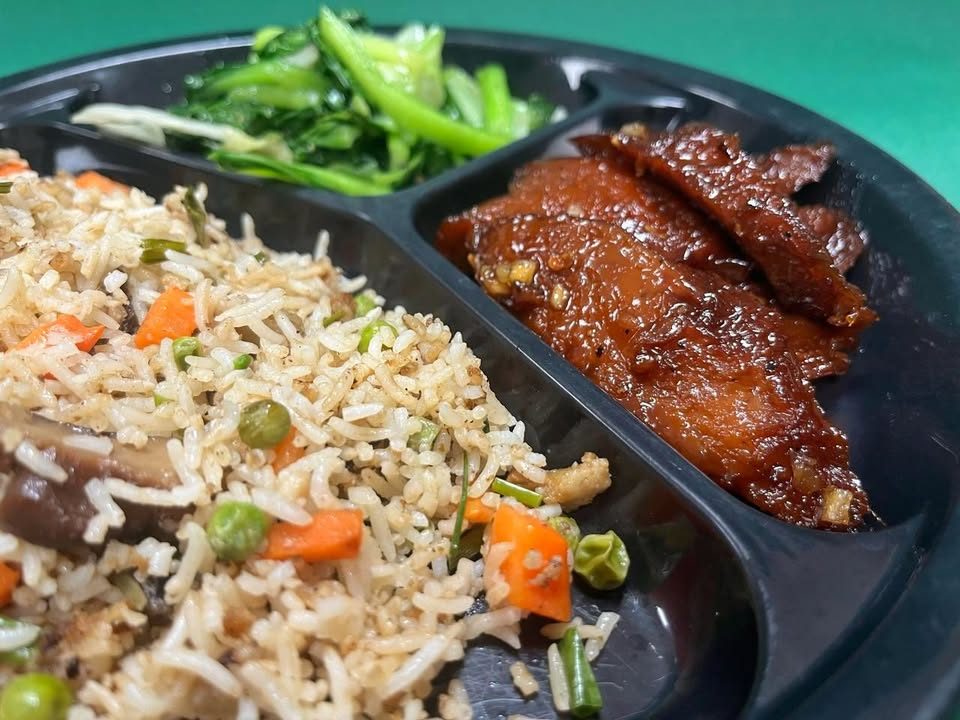 Barquette de riz cantonnais, brèdes sautées et tranches végétales laquées